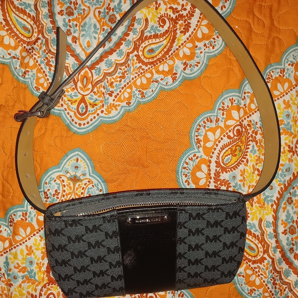 MK BLACK/GRAY CROSSBODY BAG WITH ADJUSTABLE STRAP 1 POCKET INSIDE